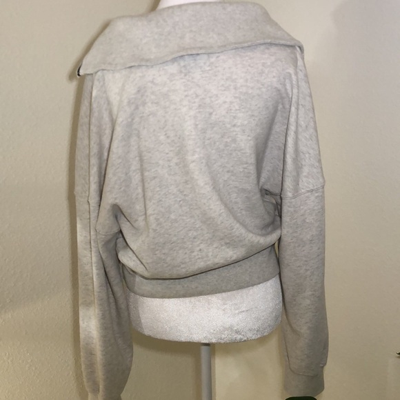 Abercrombie & Fitch Soft V-neck Sweater - Picture 4 of 10